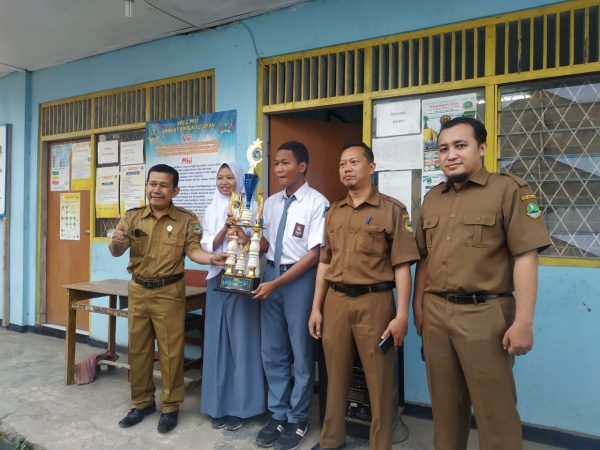 Anabel Marcia Sayidina dan Rosikhul Ulum Juara 3 Poster Tingkat Wira Jaguar Competition III di SMAN 4 Tambun Selatan (Foto 1)