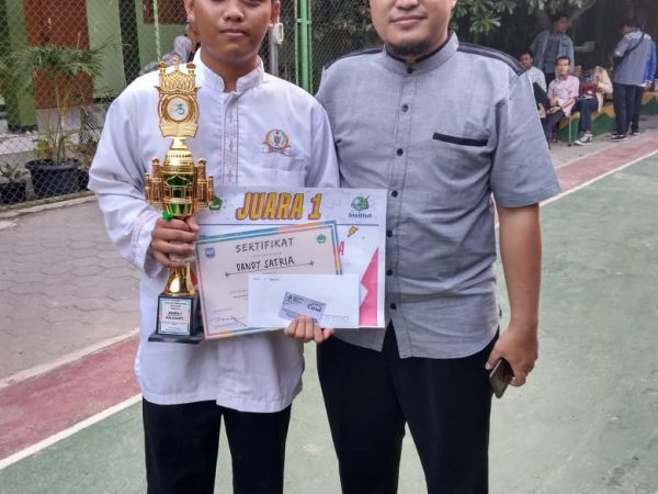 Dandy Satria Juara 1 Tingkat SMA Lomba Kaligrafi Festival Remaja Aksi dan Seni Islam (FRAKSI) 3 di SMAN 3 Tambun Selatan