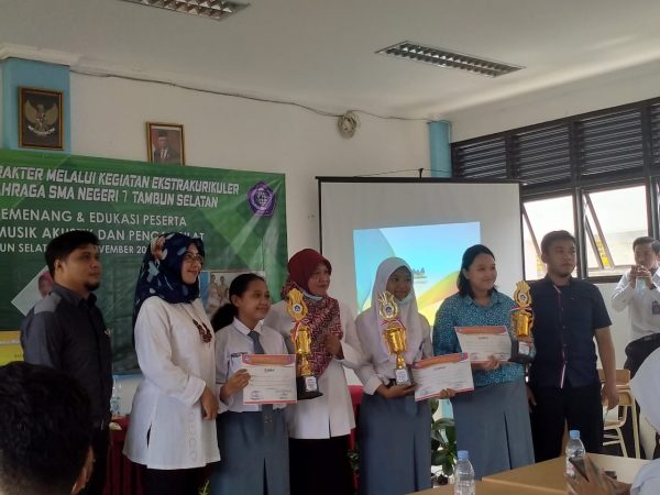 Priscilla Arimbi Febdinanty Juara I Lomba Musik Akustik Jenjang SMA Se-Kabupaten Bekasi (Foto 1)