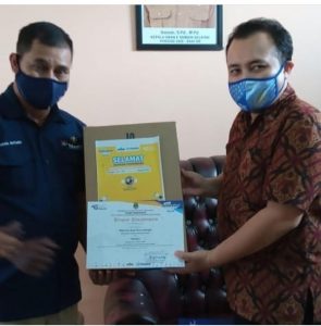 Penyerahan Hadiah Pemenang Lomba (1 unit laptop dan sertifikat penghargaan) oleh Pihak Tikomdik Disdik Jabar