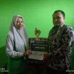 SISWI SMAN 8 TAMBUN SELATAN JUARA FASHION DESAIN ISLAMI DI BALI