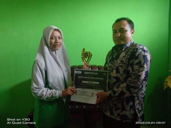 SISWI SMAN 8 TAMBUN SELATAN JUARA FASHION DESAIN ISLAMI DI BALI