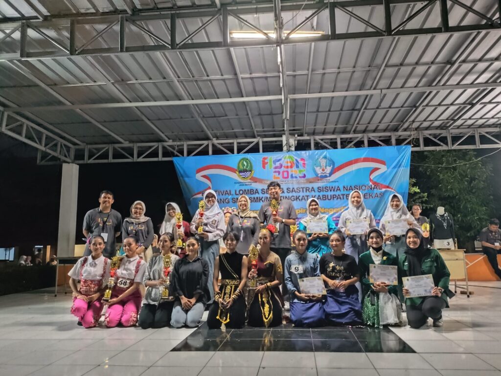 Siswi SMAN 8 TAMSEL JUARA 1 dalam mata Lomba Cipta Cerita Pendek, FLS3N JENJANG SMA TINGKAT KABUPATEN BEKASI 1.1
