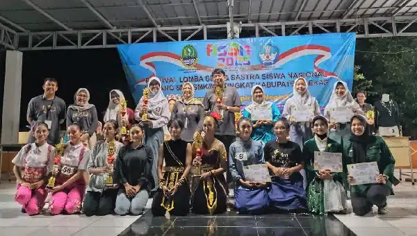Siswi SMAN 8 TAMSEL JUARA 1 dalam mata Lomba Cipta Cerita Pendek, FLS3N JENJANG SMA TINGKAT KABUPATEN BEKASI