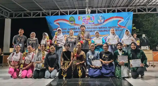 Siswi SMAN 8 TAMSEL JUARA 1 dalam mata Lomba Cipta Cerita Pendek, FLS3N JENJANG SMA TINGKAT KABUPATEN BEKASI